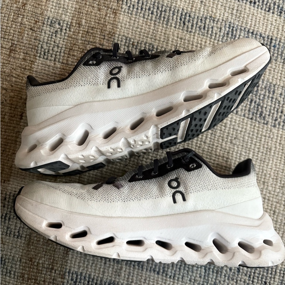 On Clouds Women's White Sneakers 7.5